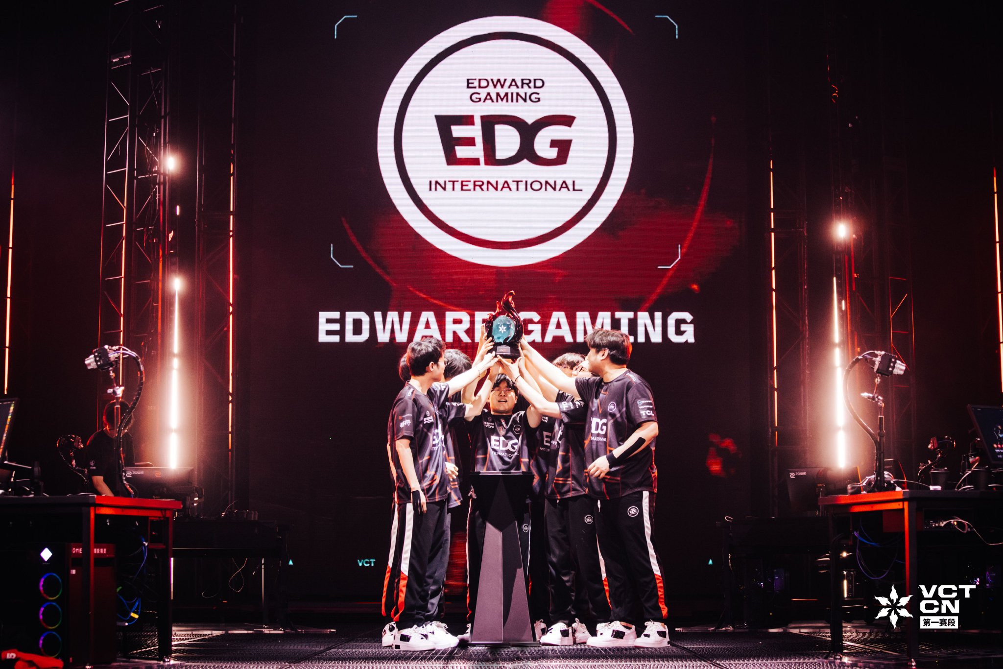 AYX体育注册登录官网关于莎拉波娃重要时刻战术调整，FPX带队取胜！的信息